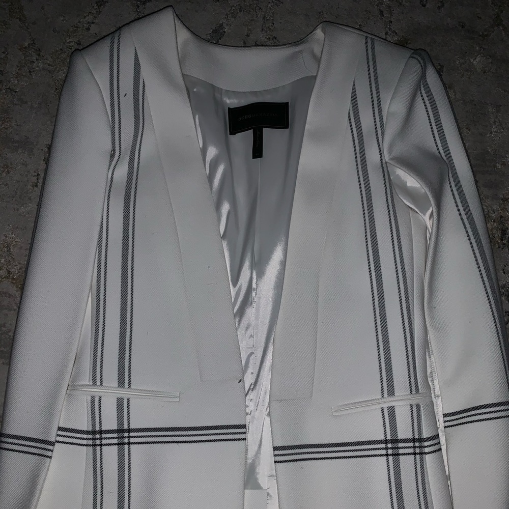 This BCBG cape jacket will give you wings 🧚🏻‍♀️